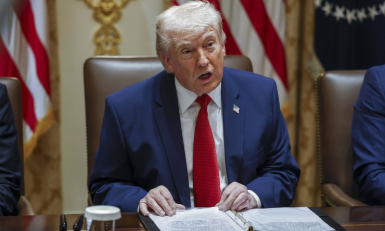 Тръмп: Иран е „шокирал света с атаки“ и „моли за сделка“, пуска кораби през Ормуз